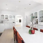 Large 5 Bedroom House In Finchley