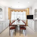 Large 5 Bedroom House In Finchley