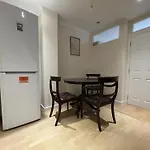 Cozy Urban Retreat: Shared Flat Living In The Heart Of E14