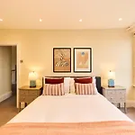 The Peckham Hideaway - Bright 3Bdr Flat