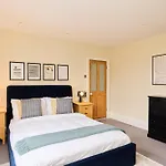 The Peckham Hideaway - Bright 3Bdr Flat