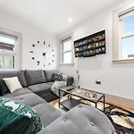 Modern Spacious 1 Bed Flat Near Richmond Park