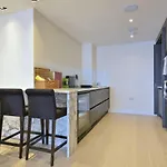 Room In Luxury Modern Home With Pool, Gym & Spa Access
