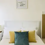 Charming Double-Bedroom In London Flat