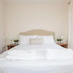 Bright & Spacious Top Floor Apartment In Chelsea