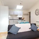 Modern 2 Bed Attic Apartment In Brixton