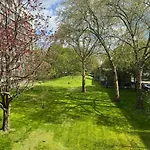 The Queens Palace 1 Bedroom Apartment Central London By Wild