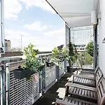 Modern 2 Bed Apartment W Balcony In London