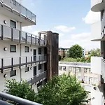 Modern 2 Bed Apartment W Balcony In London