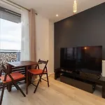 Modern 1 Bedroom Canning Town Apartment