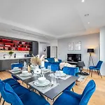 Luxury & Spacious 2 Bedroom Apt With City Views