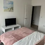 Contemporary Urban Retreat, 2-Bedroom Haven By London City Airport