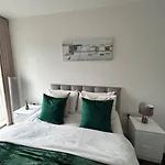 Contemporary Urban Retreat, 2-Bedroom Haven By London City Airport