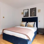 Spacious 1 Bed Mayfair Apartment With Balcony