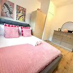 Vibrant 3 Bedrooms Flat With Private Balcony Near Finsbury Park, Wood Green