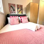 Vibrant 3 Bedrooms Flat With Private Balcony Near Finsbury Park, Wood Green