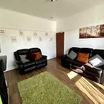 Spacious Holiday Home Near Tube Station - By Starlet Stays