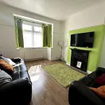 Spacious Holiday Home Near Tube Station - By Starlet Stays