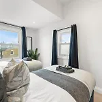 Peaceful Retreat With Balcony - Sleeps 9