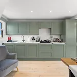 Peaceful Retreat With Balcony - Sleeps 9