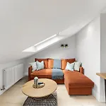 Peaceful Retreat With Balcony - Sleeps 9
