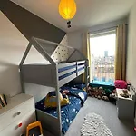Luxury 3 Bedroom Flat In Stratford, London