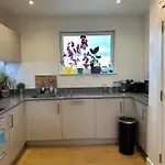 Luxury 3 Bedroom Flat In Stratford, London