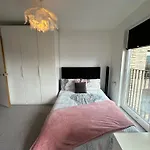 Luxury 3 Bedroom Flat In Stratford, London
