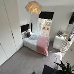Luxury 3 Bedroom Flat In Stratford, London