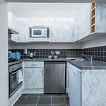 City Of London Lovely Two Bedroom Apartment