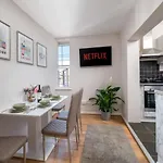 City Of London Lovely Two Bedroom Apartment