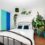 Cozy 1-Bedroom Oasis With Balcony In London\'S Heart