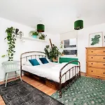 Cozy 1-Bedroom Oasis With Balcony In London\'S Heart