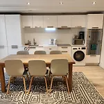 2/3 Bedroom Flat, Chelsea Free Parking