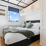 Heart Of Acton - Perfect For Large Groups