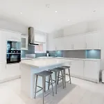 Modern 3 Bed Apartment In Hampstead