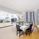 6 Bedroom House By Av Stays Acton Sleeps 11 Free Parking