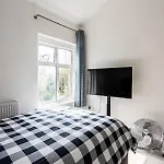 4 Bedroom House With Garden, Parking & 3 Mins Walking Distance From Train Station