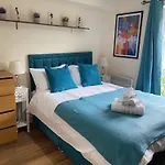Beautiful 2 Bed Waterfront Apartment With Parking Perfect For Canary Wharf - 2 Bed 2 Bath Apartment With High Speed Wifi And Netflix And Parking