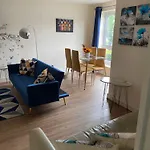 Beautiful 2 Bed Waterfront Apartment With Parking Perfect For Canary Wharf - 2 Bed 2 Bath Apartment With High Speed Wifi And Netflix And Parking