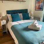 Beautiful 2 Bed Waterfront Apartment With Parking Perfect For Canary Wharf - 2 Bed 2 Bath Apartment With High Speed Wifi And Netflix And Parking