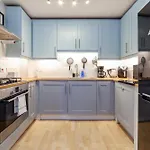Stylish Chic Retreat: 1-Bed, Near Canary Wharf