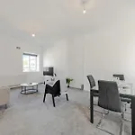 Luxury 3 Bedroom Apartment Near Hyde Park