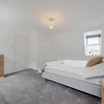 Luxury 3 Bedroom Apartment Near Hyde Park