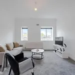 Luxury 3 Bedroom Apartment Near Hyde Park
