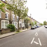 Elegant 1Bedroom Flat With Jacuzzi In A Prime Location