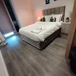 Charming 3-Bed Apartment In London