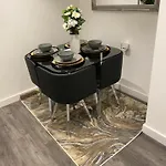 Charming 3-Bed Apartment In London