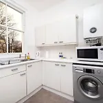 Spacious Minimalist 1Br Flat In London