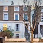 Spacious Minimalist 1Br Flat In London
